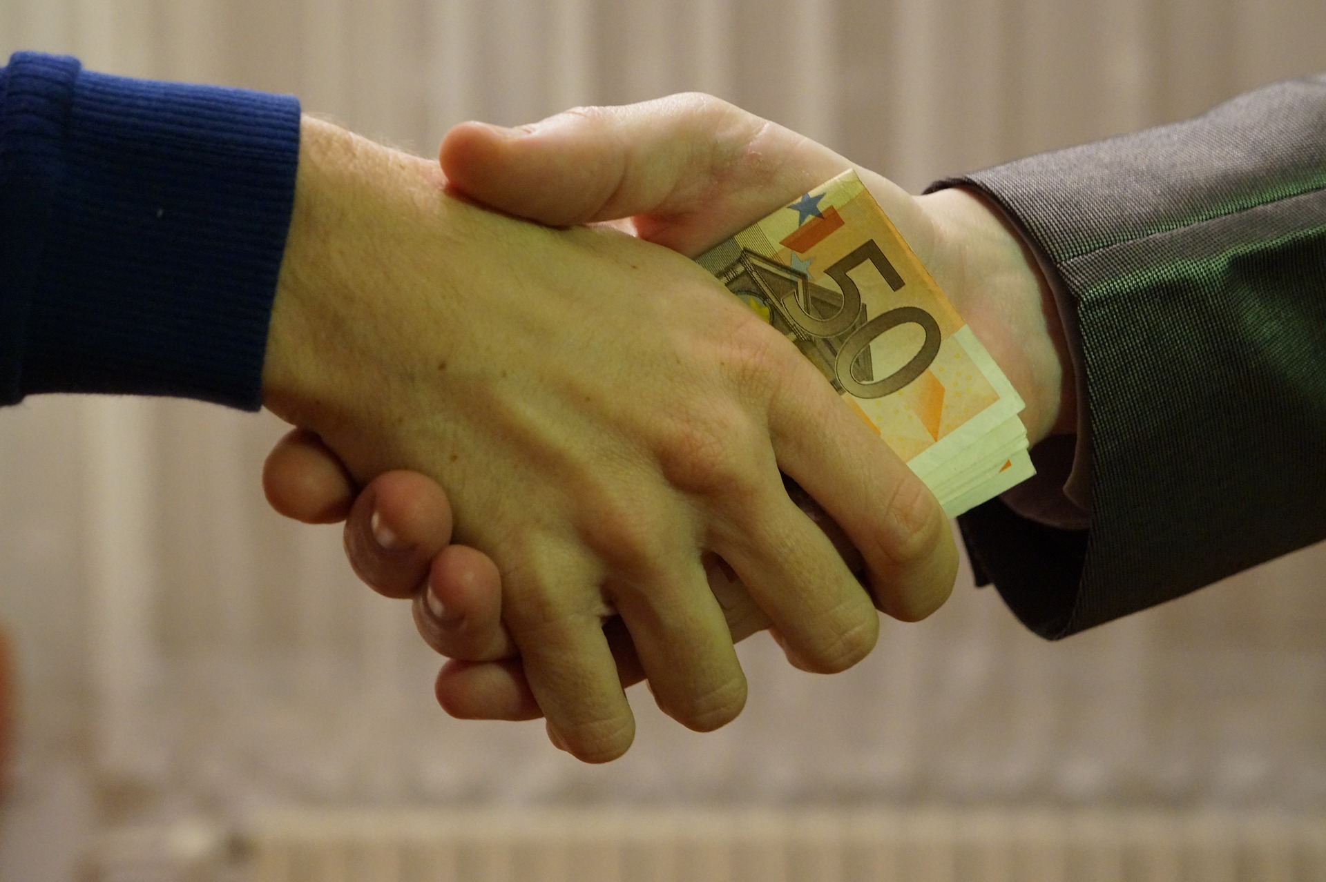 The Advantages and Disadvantages of Borrowing Money From the Bank